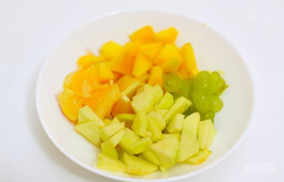 3. Нарежьте персик, яблоко и апельсин на средние кубики.