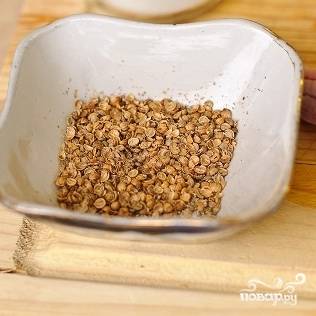 3. Побейте семена кориандра в ступке, затем смешайте их с черным свежемолотым перцем и зирой. 
