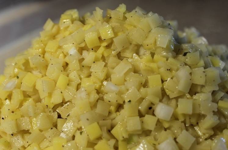 Итак, картофель и репчатый лук чистим и нарезаем овощи на мелкие кубики, солим начинку и приправляем ее специями, добавляем немного растительного масла.