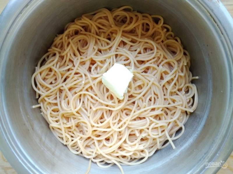 2. Отварите спагетти до готовности. Воду слейте, их промойте и соедините со сливочным маслом.