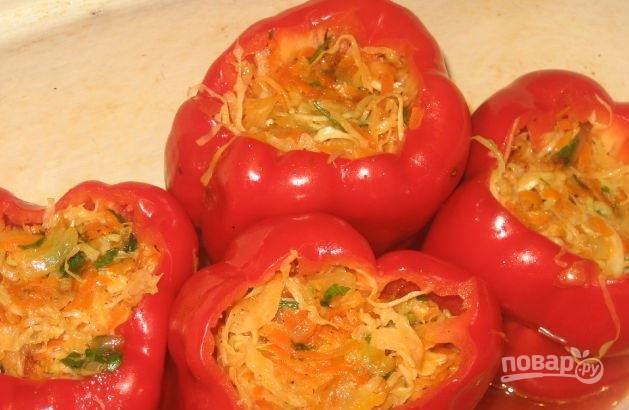 Начините овощами перцы. В форму для запекания налейте подсоленный томатный сок с мякотью. Выложите на него перцы. Отправьте в разогретую до двухсот градусов духовку на полчаса. 