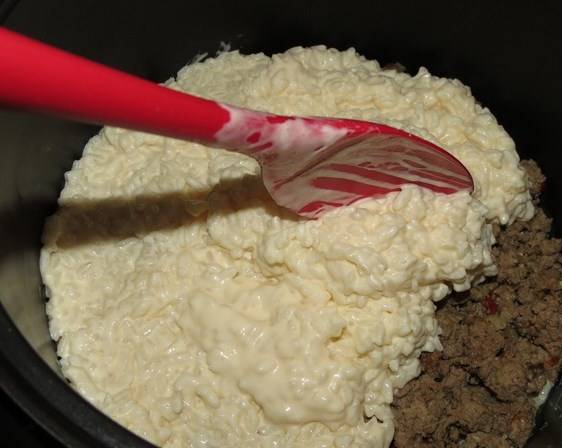 В форму для запекания или чашу мультиварки выкладываем половину риса, потом фарш, снова сверху рис. 
Запекаем при 180 С до румяной корочки. Приятного аппетита!