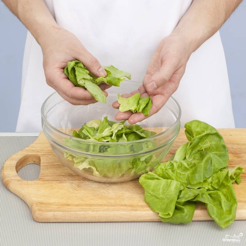 Свежие овощи (салат, огурцы и помидоры) хорошенько промыть под струей проточной воды. Салат руками разобрать на листья и крупно нарвать.