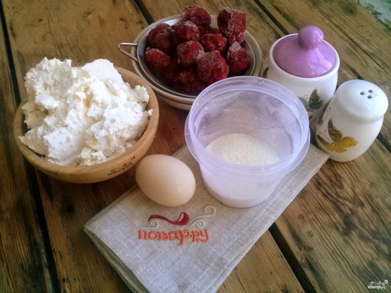 Подготовьте необходимые продукты. Если ягода замороженная, заранее разморозьте и дайте стечь соку. Сок можно использовать для сладкого соуса.