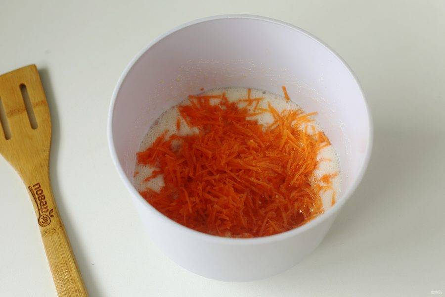 Добавьте тертую на мелкой терке морковь и растительное масло.
