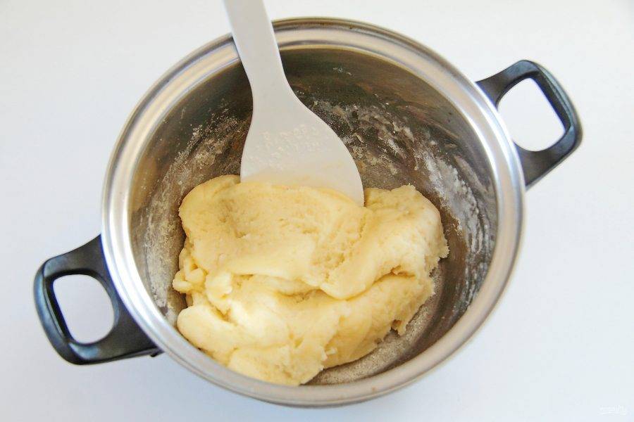 4. Каждый раз перемешивая массу лопаткой замесите тесто и снимите с плиты, дайте немного остыть.