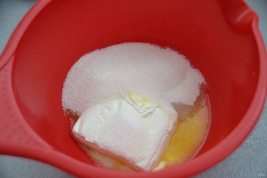 В емкость для замешивания теста выложите творог, размягченное сливочное масло, сахар (150 грамм), пакетик ванильного сахара, щепотку соли.