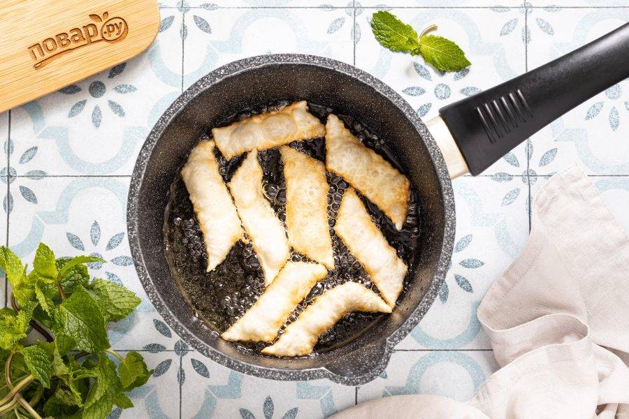 Хорошо разогрейте растительное масло в кастрюле с толстым дном. Выложите порционно хворост.