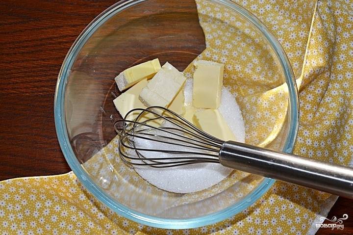Размягченное масло сливочное (50 граммов) как следует смешайте в ёмкости с сахаром (50 граммов). 