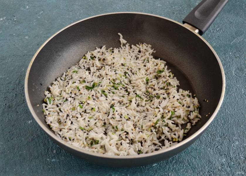 Снимите сковороду с плиты, перемешайте рис, зеленый лук, сахар и соль. 