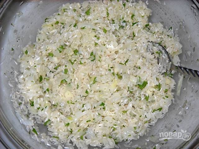 2.	Добавьте к луку сырой рис, измельченную мяту. Влейте лимонный сок, добавьте немного соли.