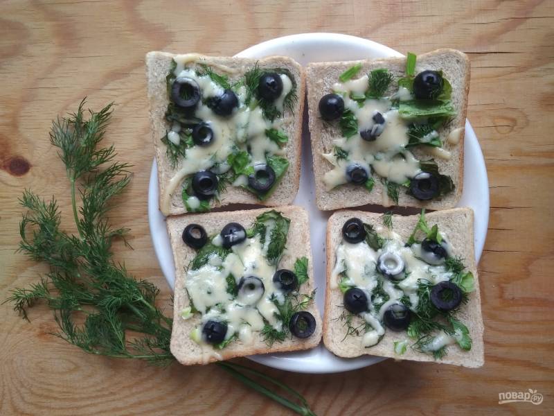 Горячие бутерброды с зеленью и оливками