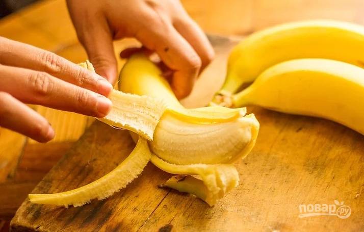 1. Очистите бананы.