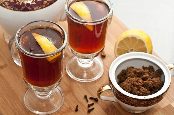 Заваренный чай процеживаем через марлю и разливаем его по стаканам до верха, перемешиваем ром с чаем. Пьем чайный грог горячим, при желании можно добавить еще немного сахара.