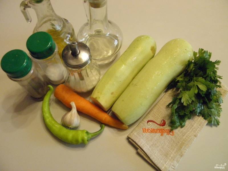 Приготовьте продукты и специи. Все овощи нужно тщательно вымыть, морковь и чеснок очистить. Количество перца можно менять в зависимости от конечного результата, насколько хочется остренького. Приступим!