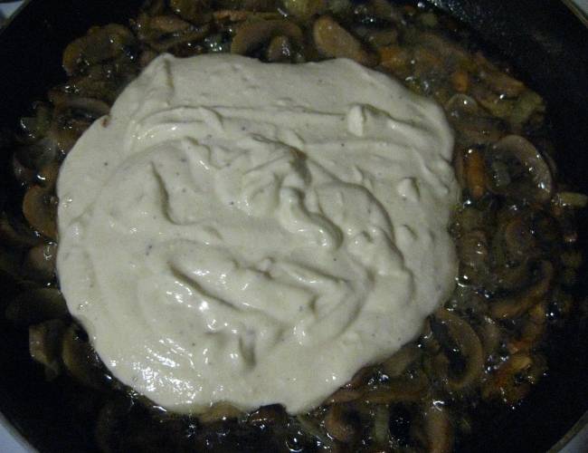 Приготовленный соус выкладываем на сковороду к грибам, перемешиваем все и доводим массу до кипения.