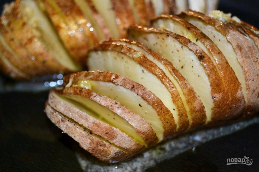 4.	Запекайте картофель в разогретой до 180 градусов духовке около 40 минут.