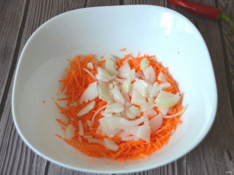 Лук нарежьте четверть-кольцами, добавьте к моркови.