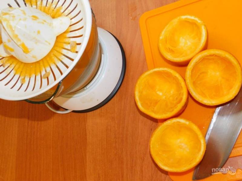 Из апельсинов выжмите сок.