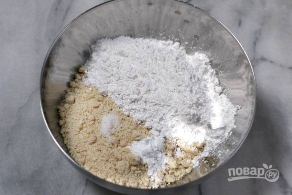 В глубокой миске смешайте обычную и миндальную муку, сахар, соль и разрыхлитель.