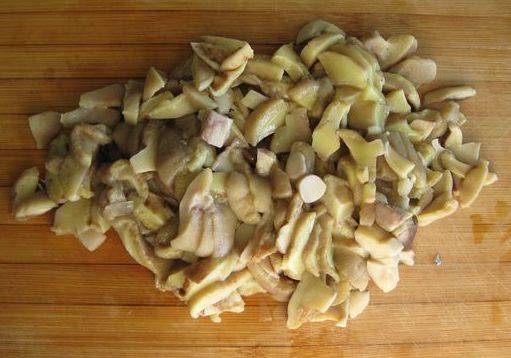 После того как почистим грибы, их следует на 6-10 минут опустить в кипящую воду, а затем нарезать грибы на небольшие кусочки.