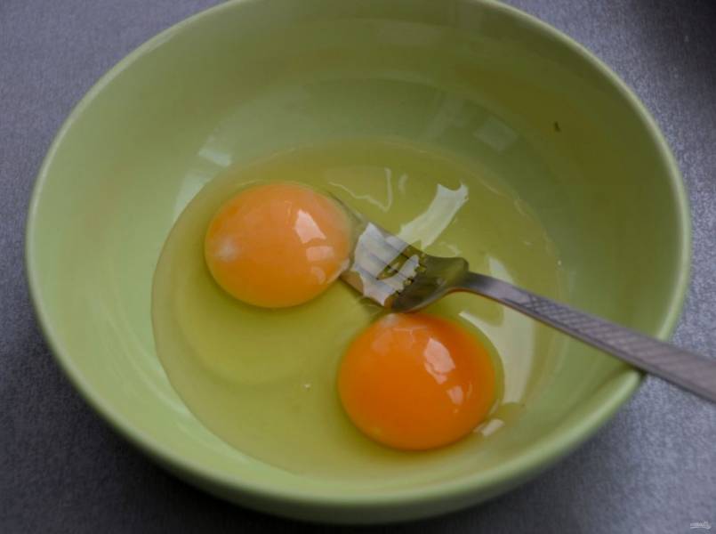 Взболтайте в миске 2 яйца.