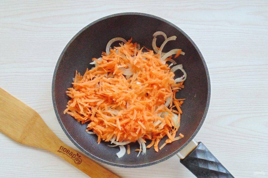 Морковь вымойте, очистите и натрите на тёрке. Добавьте в сковороду к луку. Влейте подсолнечное масло и 3-4 столовые ложки воды. Поставьте на огонь, накройте крышкой и тушите 10 минут.