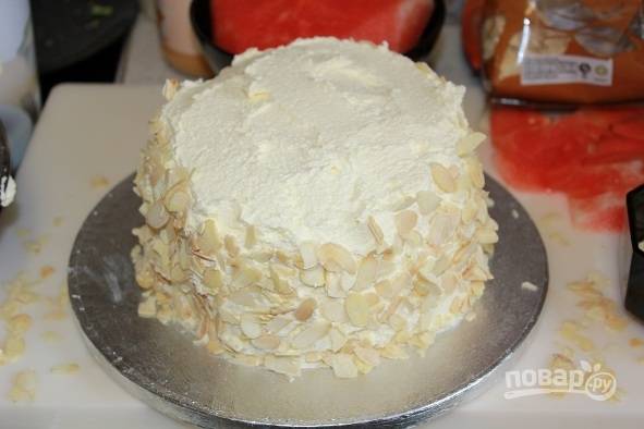 Дальше обсыпаем бока торта миндальными лепестками или можно сделать крошку из миндаля.