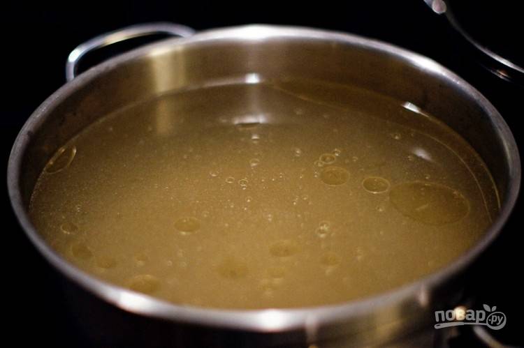 Варите говядину около 1 часа после закипания в 3-х литрах воды. Затем вытащите её, а бульон процедите. Доведите его опять до кипения и добавьте промытый рис.