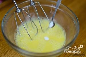 Взбейте яйца. Смажьте сковороду растительным маслом.