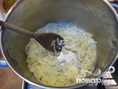 В сотейнике нагрейте сливочное и растительное масло. Добавьте лук и чеснок, обжаривайте пока лук не станет полупрозрачным.