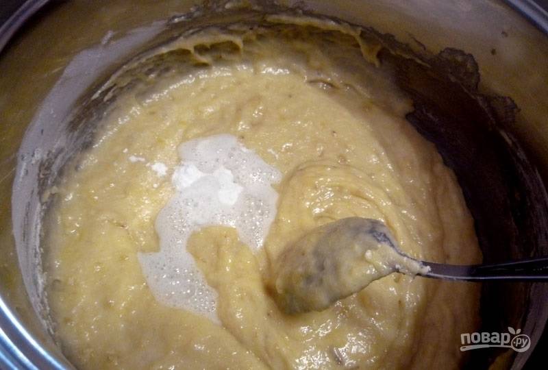 3.	Соду гашу уксусом и вливаю к тесту, муку просеиваю и добавляю в миску, замешиваю тесто.