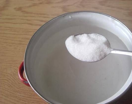 Заранее приготовить сахарный сироп: в воду добавить сахар, немного лимонной кислоты и прокипятить.