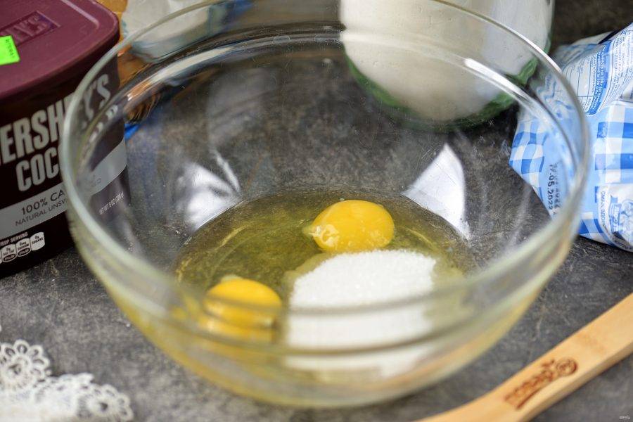 В глубокую миску вбейте яйца, взбейте их в легкую пену вместе с сахаром. 