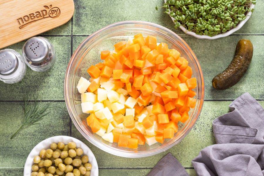 Очистите картофель и морковь от кожуры, нарежьте кубиками среднего размера.