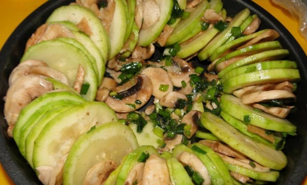 При желании, можно выложить кабачки и грибы в форму для выпекания. Отправьте в духовку на 15-20 минут. Или просто жарьте до готовности.
Наши кабачки жареные с грибами готовы! Подавать можно с овощами или картофелем. Приятного аппетита!