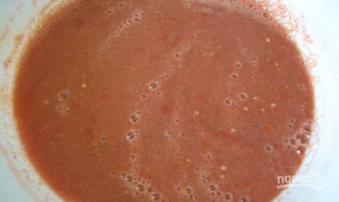 3.	Очистите томаты от кожуры, затем с помощью мясорубки измельчите их в пюре.