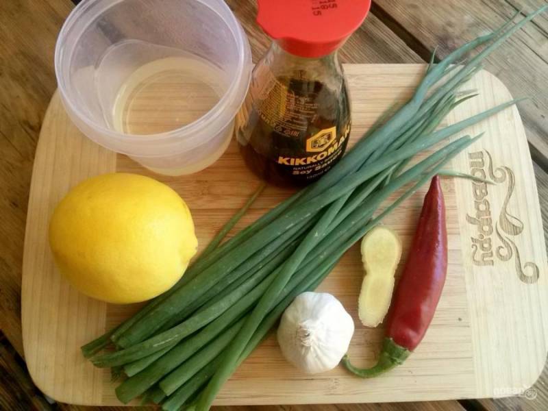 1. Подготовьте ингредиенты для соуса. Все, кроме фарша.