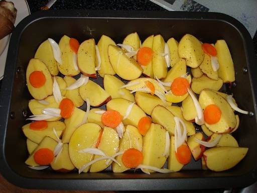 2. Можно добавить картофель, приготовив таким образом полноценное блюдо. Картофель очистите, нарежьте и выложите на противень, смазав его (противень) предварительно маслом. Можно добавить и другие овощи по вкусу. 