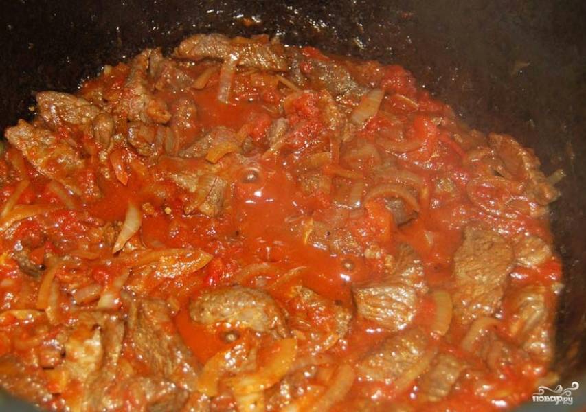 10. Томить несколько минут, чтобы вышла лишняя влага, а мясо пропиталось помидорами.
