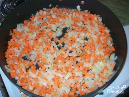 Мелко нарезаем лук, на терке трем морковь, все это кидаем на сковородку со растопленным сливочным маслом. Обжариваем до того момента, когда у лука появляется золотистая корочка.  Обжарили? Кидаем это дело в кастрюлю, где картошка должна быть уже сваренной, добавляем соль и специи и варим еще несколько минут.