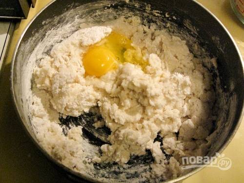 3. Вбейте яйцо, всыпьте соль. Перемешайте и продолжайте всыпать муку, замешивая плотное тесто. 