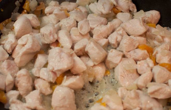 Курица с грибами в сливочном соусе. Пошаговый рецепт с фото