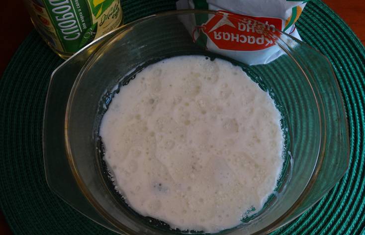 Следом кладем соль и сахар, как следует перемешиваем.