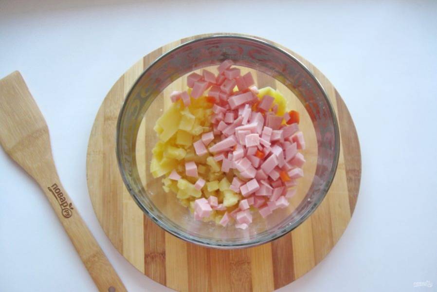 Колбасу нарежьте кубиками и добавьте в салат.