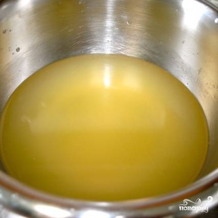 Дело за малым. Смешиваем следующие ингредиенты с таких пропорциях: мятный сироп - 1 часть, вода - 2 части, свежевыжатый лимонный сок - 1/2 части.