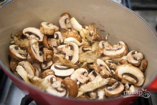 3. Разогрейте растительное и половину сливочного масла. Выложите измельченные грибы и обжарьте на среднем огне до румяности. 
