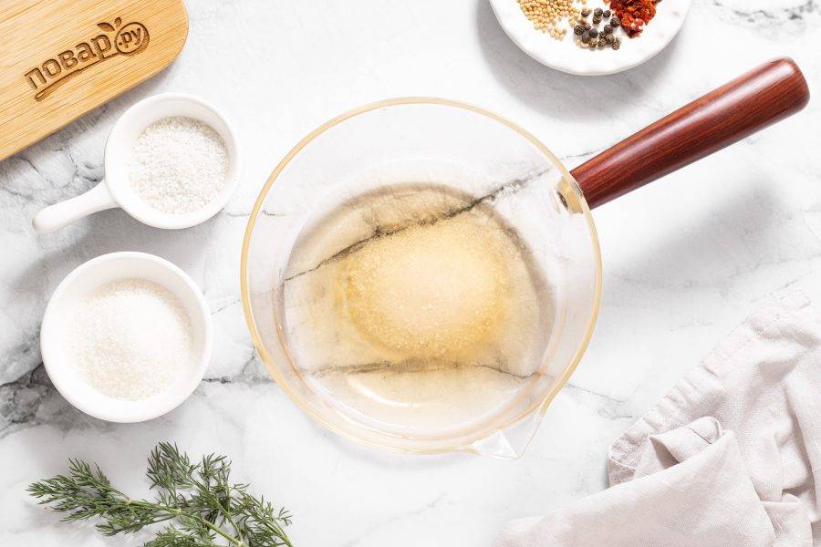 Для маринада вскипятите яблочный уксус. Добавьте сахар и соль, проварите пару секунд, чтобы они полностью растворились.