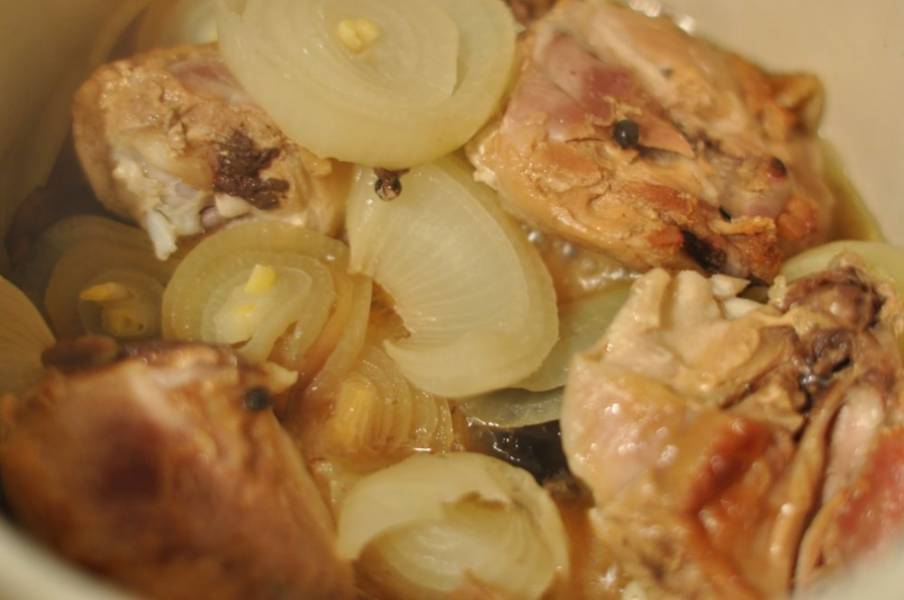 5. Курица, тушенная кусочками в домашних условиях, проведет на плите около 1 часа. Все это время ее не нужно трогать. Просто томите на минимальном огне. Желательно даже не открывать крышку, чтобы не мешать процессу. Перед подачей вы можете дополнить курочку гарниром, соусом или овощами, например.