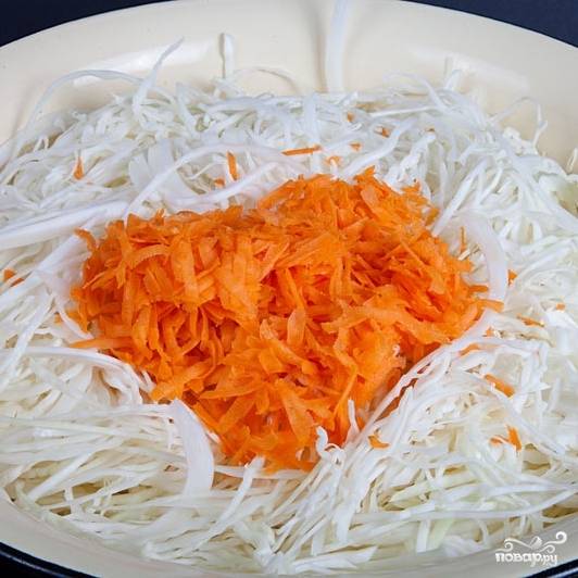 Морковь натираем на средней терке и добавляем к капусте.